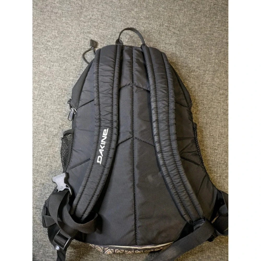 Dakine Wonder 15L Melbourne Backpack Snowboarding , Hiking Geometrical Bag